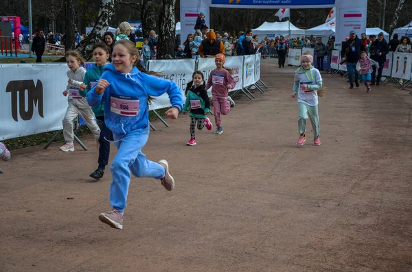 Junior Female Athletics Runner Running Race Competition Outdoor Circuit Horizontal — Stock Photo, Image