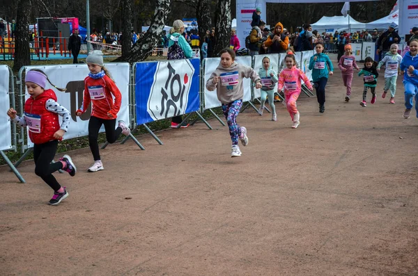 Junior Kvinnliga Friidrott Löpare Löpning Tävling Friluftskrets Övergripande — Stockfoto