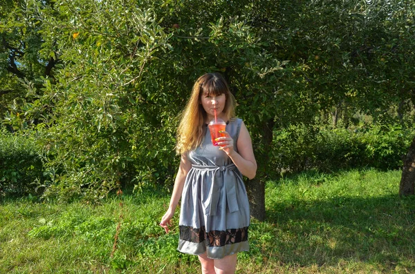 Une Jeune Femme Souriante Qui Boit Limonade Fraîche Avec Une — Photo