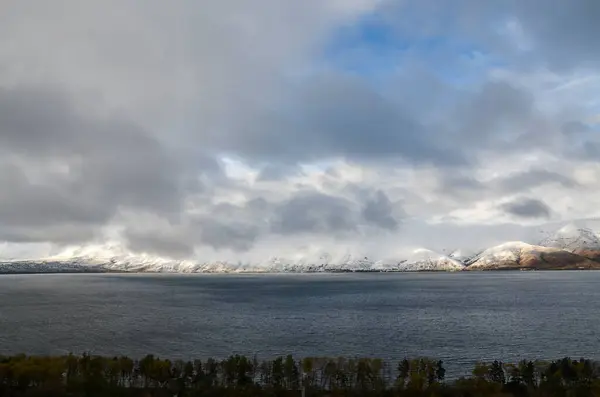 Όμορφη Θέα Φθινόπωρο Της Λίμνης Sevan Σκοτεινά Νερά Και Χιονισμένα — Φωτογραφία Αρχείου