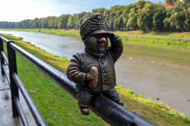 İyi asker Svejk 'in mini heykeli Ukrayna' nın Uzhhorod kentindeki toprak işçilerinin korkuluklarında yer almaktadır.