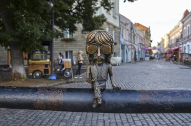 Derin Mor Klavye sanatçısı Jon Lord 'un heykeli setin korkuluklarında çünkü nehir sık sık buğulanır. Su şarkısındaki duman Uzhhorod için semboliktir.