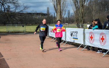 Şehir maratonu sırasında dışarıda koşan bir grup genç sporcu. Sokakta spor yapıyor. Sağlıklı yaşam tarzı kavramı