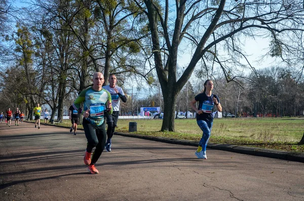 Grupa Sportowców Biegnie Mężczyzn Kobiet Biegnących Miejskim Maratonie Sprawność Zdrowy — Zdjęcie stockowe