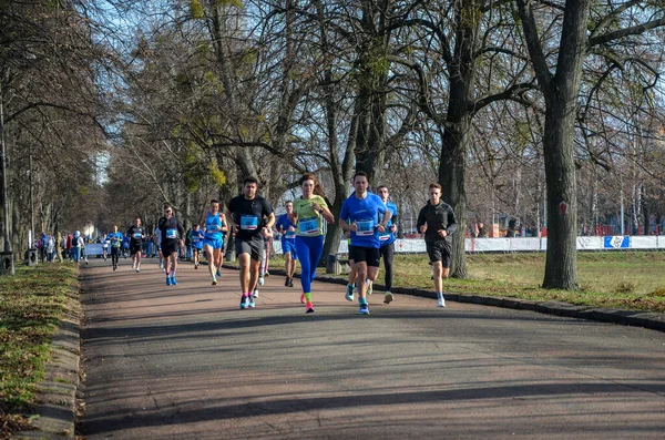 团体选手男子和女子跑城市马拉松比赛 健康和积极的生活方式 — 图库照片