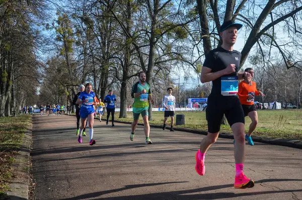 团体选手男子和女子跑城市马拉松比赛 健康和积极的生活方式 — 图库照片