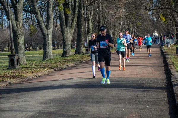Grupo Atletas Corredores Homens Mulheres Correndo Cidade Maratona Competição Aptidão — Fotografia de Stock