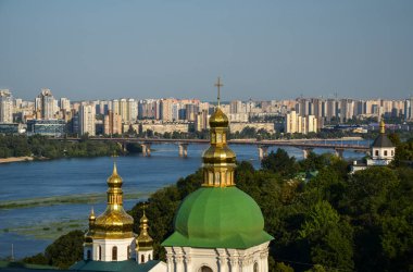 Pechersk Lavra Manastırı 'ndan Dnipro nehrinin sol kıyısında panoramik manzara. Kyiv, Ukrayna