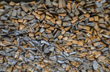 Bir yığın kuru odun. Ağaç kütükleri yığını. Doğal doku veya arkaplan