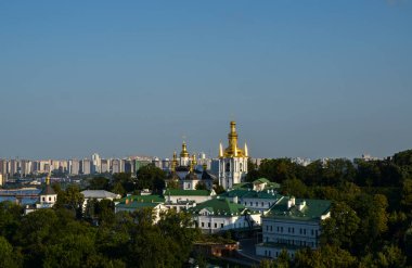 Pechersk Lavra Manastırı 'ndan Dnipro nehrinin sol kıyısında panoramik manzara. Kyiv, Ukrayna