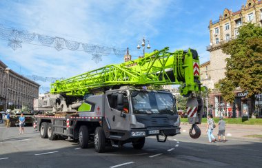 Şehrin caddesinde park etmiş büyük bir vinç kamyonu var.