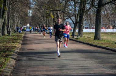 Bir grup sporcu şehir maratonunda koşuyor. Spor, spor ve sağlıklı yaşam tarzı konsepti