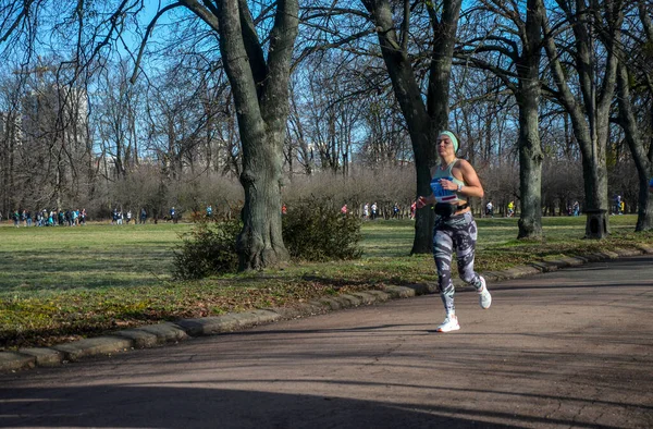 Női Atléta Futóversenyen Városi Parkban Fitness Egészséges Életmód Koncepció — Stock Fotó