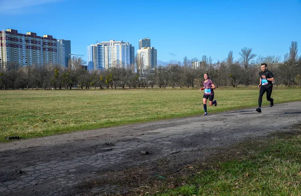 Hombre Mujer Deportistas Activos Corriendo Camino Asfalto Parque Verano Concepto — Foto de Stock