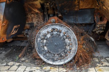 Yangından sonra, terk edilmiş kamyonun tekerleklerinin paslanmış kalıntıları.