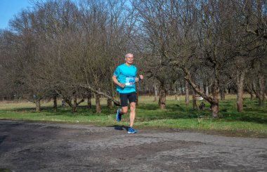 Başkent Ukrayna 'da düzenlenen yıllık yarışmaya maraton koşucuları katılıyor