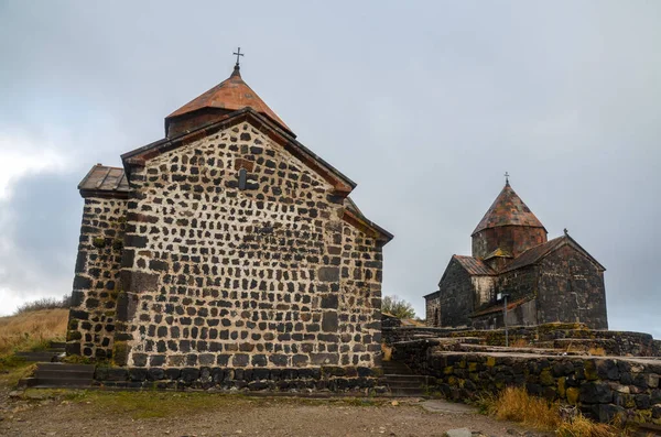 塞瓦纳凡克修道院的塞瓦纳凡克修道院 有圣使徒 Surp Arakelots 和神的圣母 Surp Astvatsatsin 位于亚美尼亚塞凡克半岛 — 图库照片