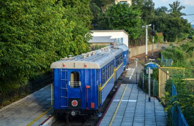 Uzhhorod çocuk demiryolu özellikleri olan çocukları keşfetmek için özellikle inşa edildiği için dar ölçü treni. Uzh Nehri boyunca Uzhhorod 'un merkezinde yer alır.