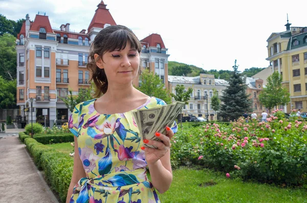 Portrait Jeune Femme Souriante Tenant Fan Argent Comptant Billets Banque — Photo