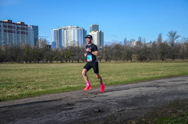 Zdravý Sportovní Muž Běží Venku Městském Parku Asfaltové Silnici Slunečného — Stock fotografie