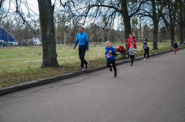 在乌克兰基辅举行的儿童赛跑比赛中 小男孩在街上奔跑 — 图库照片