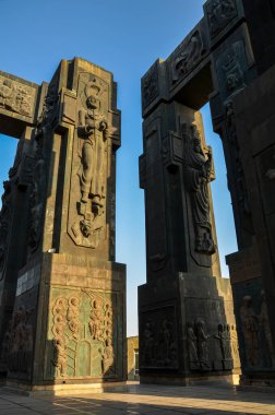 Tiflis 'teki Gürcistan Günlükleri' nin anıtsal yapısının kabartma yazılarını içeren etkileyici yüksek sütunlar.