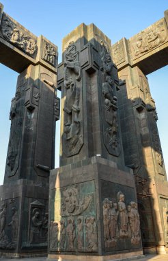 Tiflis 'teki Gürcistan Günlükleri' nin anıtsal yapısının kabartma yazılarını içeren etkileyici yüksek sütunlar.