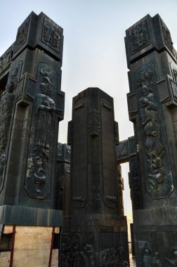 Tiflis 'teki Gürcistan Günlükleri' nin anıtsal yapısının kabartma yazılarını içeren etkileyici yüksek sütunlar.