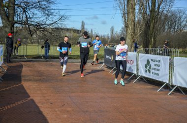 Şehir maratonu. Birçok sportif insan bahar günü kentsel alanda yarış yapıyor, sağlıklı yaşam tarzı ve spor kavramları.