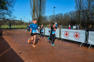 Şehir maratonu. Birçok sportif insan bahar günü kentsel alanda yarış yapıyor, sağlıklı yaşam tarzı ve spor kavramları.