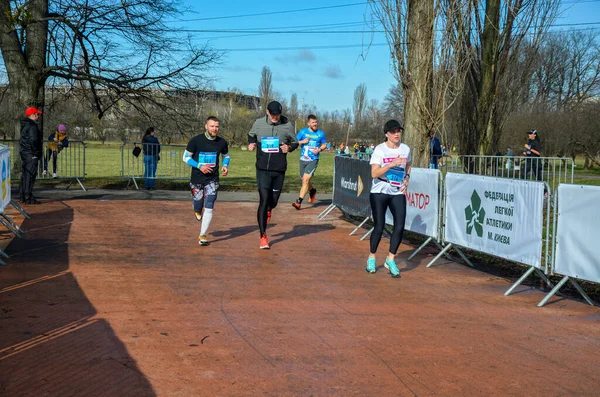 Stadtmarathon Viele Sportliche Menschen Laufen Frühlingstag Stadtgebiet Rennen Gesunder Lebensstil — Stockfoto