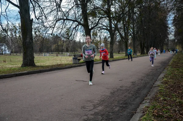 Dziewczynki Biegające Latem Parku Naturze Sport Fitness Świeżym Powietrzu — Zdjęcie stockowe