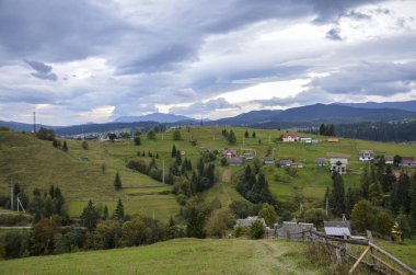 Yamaçlarda ormanlar, vadide rahat bir köy, Karpat Dağları, Ukrayna