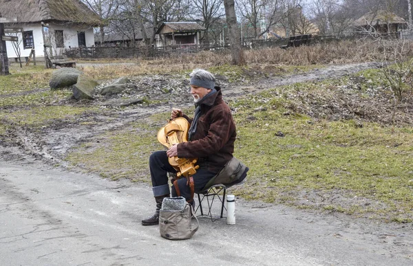 Street Musician Plays Ukrainian Folk Musical Instrument Wheeled Lyre Hurdy — Stock Photo, Image