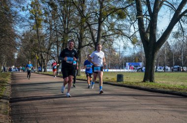 Koşucular spor giyim ve spor ayakkabısı şehir sokaklar boyunca maraton sırasında ile lots