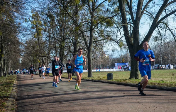 Massor Löpare Med Sportkläder Och Skor Maratonloppet Längs Stadens Gator — Stockfoto