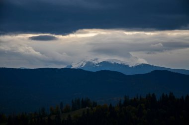 Ukrayna Hoverla 'nın en yüksek dağı olan Chornohora' nın bir kısmı alçak bulutların altında karla kaplı. Panoramik manzara, Karpatlar, Ukrayna