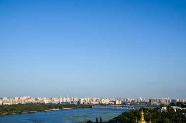 Kyiv Pechersk Lavra Manastırı 'ndan Dnipro Nehri' ne, Paton Köprüsü 'ne ve Ukrayna' nın başkentini terk eden kıyıya bakın.