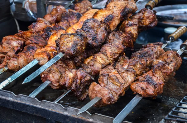 Shish Kebab Danie Kawałków Mięsa Nawleczone Szpikulec Smażone Grillu Przy — Zdjęcie stockowe