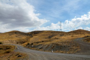 Kafkasya dağları boyunca asfalt yolu olan resim gibi bir manzara. Ermenistan 'a yolculuk