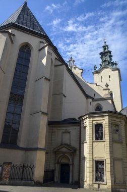 Lviv 'in tarihi merkezinin bir parçası olarak görkemli Latin Katedrali' nin görüntüsü