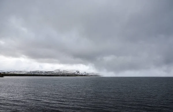 Lage Wolken Boven Bergen Rond Lake Sevan Herfstdag Populaire Armeense — Stockfoto