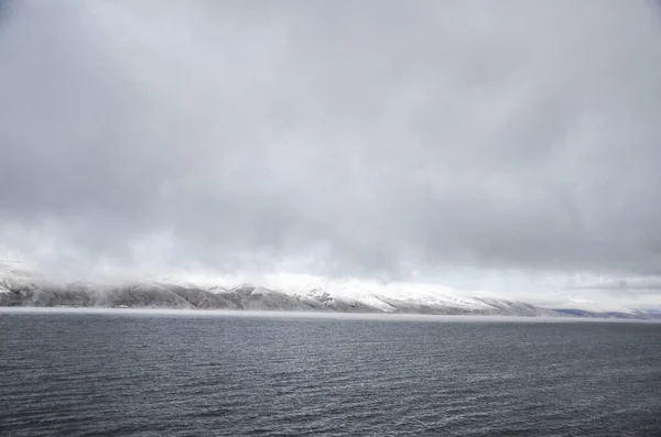 Низкие Облака Над Горами Окружающими Озеро Севан Осенью Популярное Туристическое — стоковое фото