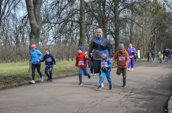 Dzieciaki Biegają Parku Świeżym Powietrzu Zdrowa Aktywność Sportowa Dla Dzieci — Zdjęcie stockowe