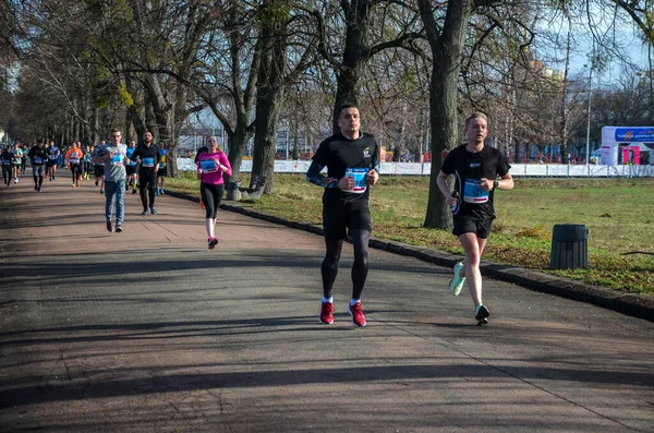 在乌克兰基辅举行的跑步比赛中 一组赛跑选手在城市街道上赛跑 — 图库照片