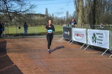 Kyiv 'de yarışan kadın koşucu. Spor ve sağlıklı spor