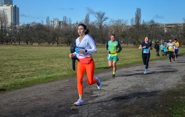 Athlètes Hommes Femmes Qui Courent Sur Route Lors Marathon Urbain — Photo
