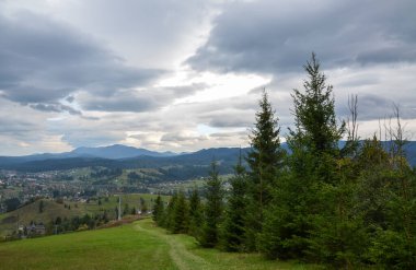 Dağlarla, çayırlarla, ağaçlarla ve vadideki Vorokhta köyüyle güzel doğa manzarası. Karpatlar, Ukrayna