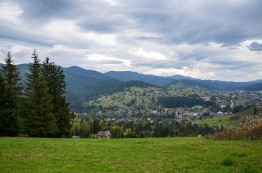 Dağlarla, çayırlarla, ağaçlarla ve vadideki Vorokhta köyüyle güzel doğa manzarası. Karpatlar, Ukrayna