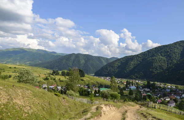 아름다운 아래푸른 아래흰 구름을 전형적 카르파티아 마을이다 우크라이나 카르파티아 — 스톡 사진
